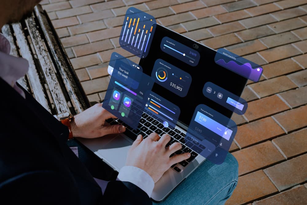 Dashboard CRM aziendale su laptop con metriche di vendita, pipeline trattative e KPI commerciali in tempo reale