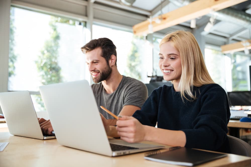 Confronto tra due CRM di vendita su schermo: pipeline kanban di Pipedrive a sinistra e Synalla CRM a destra con Meeting Bot AI e KPI di chiusura — alternativa italiana a Pipedrive per PMI B2B